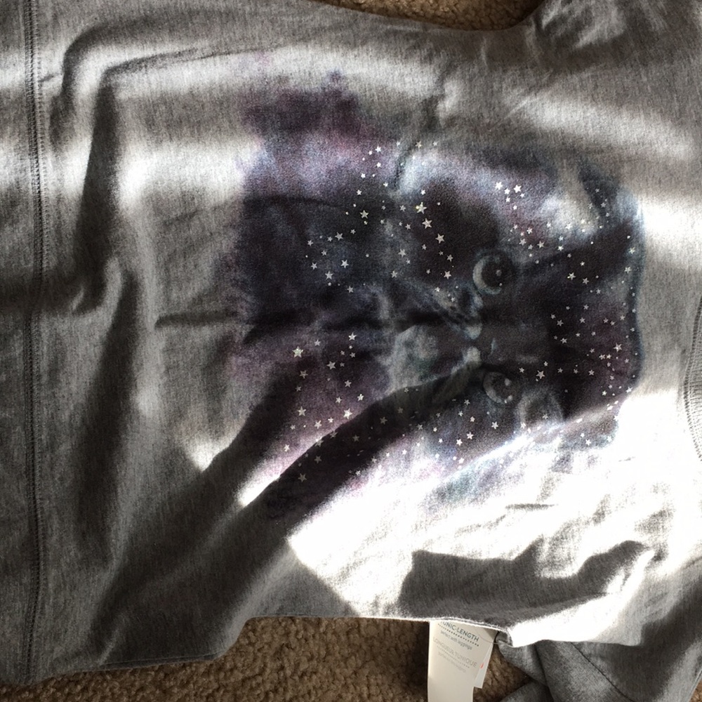 Never ever worn gray cat on it